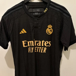 Real Madrid tredje tröja 23/24 authentic  - Helt nya oanvända i paketet  2 st tröjor  Finns i storlek L men passar på M, XL men passar på L   Ny pris 1699kr   Säljs för 350kr/st