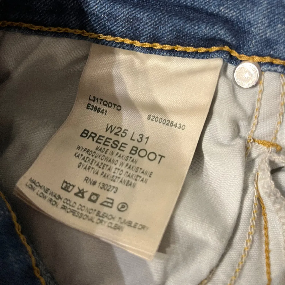 Säljer dessa jättesnygga bootcut mid rised jeansen ifrån Lee😍 Är lite korta för mig som är cirka 1,67! De kostar ungefär 900 originellt och är i bra skick.🙌🏼 . Jeans & Byxor.
