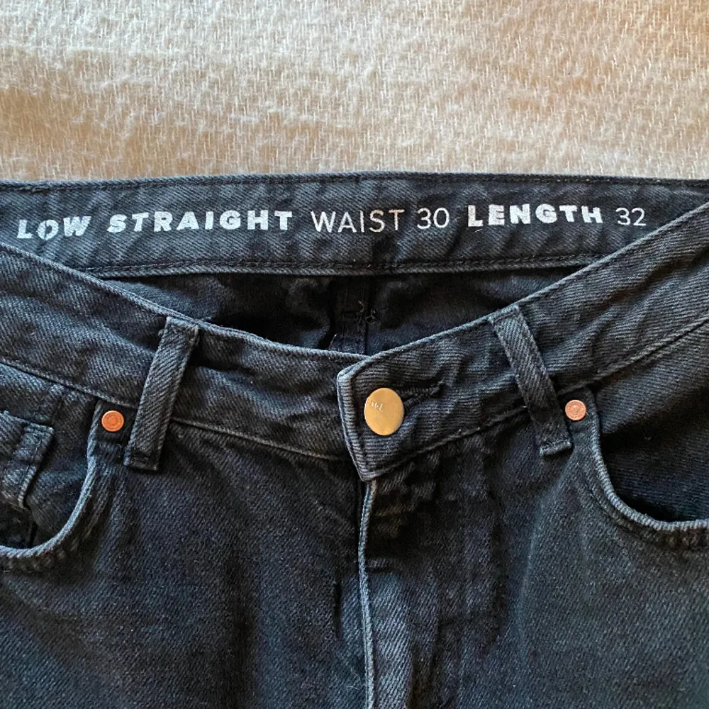 Svarta lågmidjade jeans från Bikbok🤍 använda några gånger men säljer då de är för stora. . Jeans & Byxor.