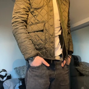 overshirt jacka ”THESE GLORY DAYS” - Hej, tänkte sälja min första vara som då är min overshirt jacka som är perfekt nu till våren. vädligt skönt material och kragen är gjord i manshester material. Jackan är i storlek medium och passar mig perfekt som är runt 190