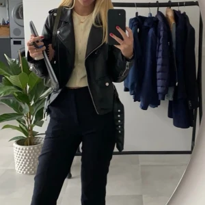 Skinnjacka  - Assnygg skinnjacka som tyvärr har blivit för liten för mig! Jättefintskick och så gott som ny🔥