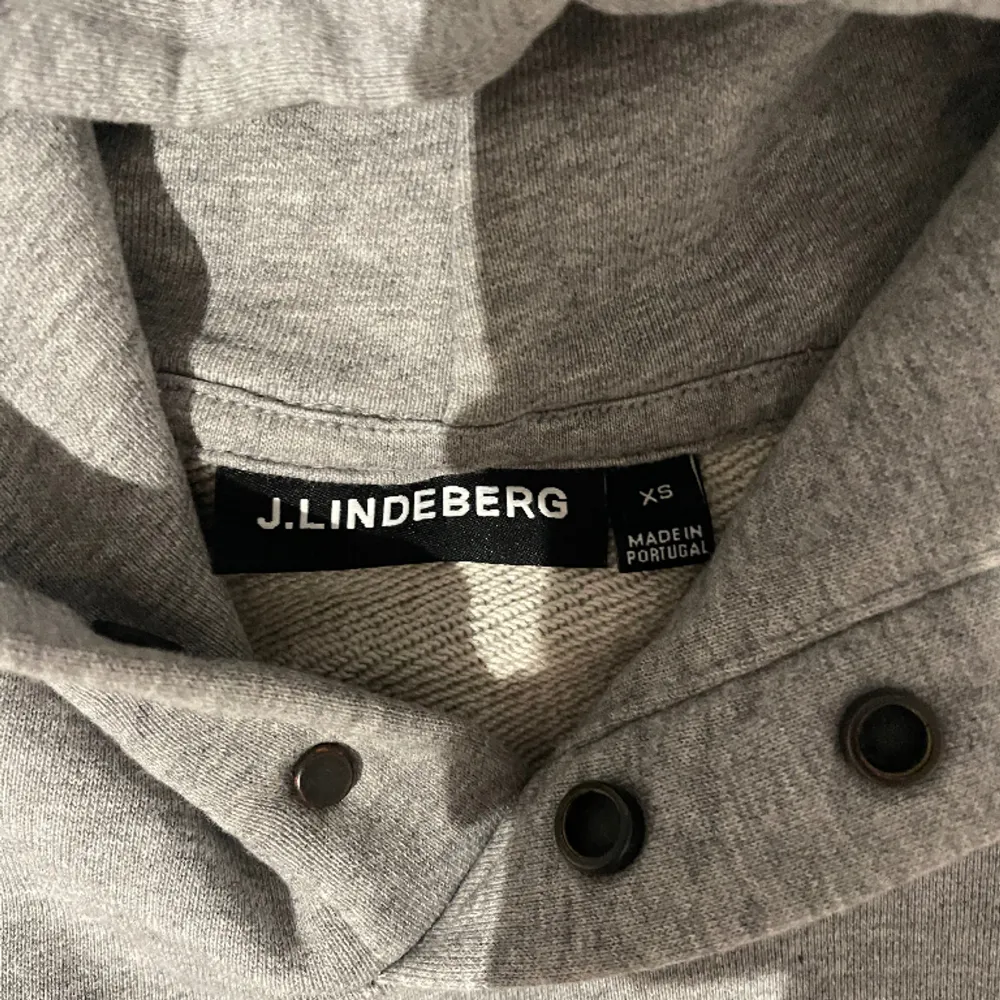 Säljer min J.Lindberg hoodie som är i bra skick då jag inte använt den så ofta. Skriv om ni är intresserade och hör av er om ni har frågor eller funderingar!😁. Hoodies.