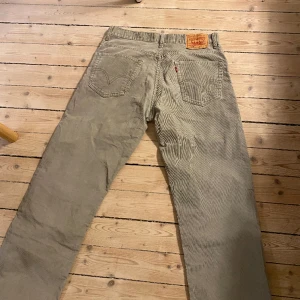 Vintage levis manchesterbyxor  - Vintage gråa manchesterbyxor från Levis, sjukt coola, model 559, storlek 34x34
