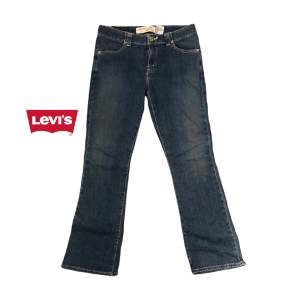 jeans i modellen 525. snygga vita sömmar.  det står bootcut i jeansen.   jag är 166cm och normalt S