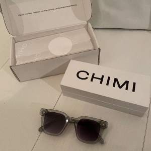 Säljer mina i princip nya chimi solglasögon! Supersnygga och passar till allt. Låda finns kvar sedan jag köpte dem. 