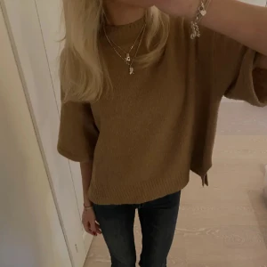 Stickad T-shirt  - Jättefin stickad T-shirt ifrån PULL&BEAR, köpte på plick (bilderna är lånade) och den är nopprig, skriv för frågor🤎