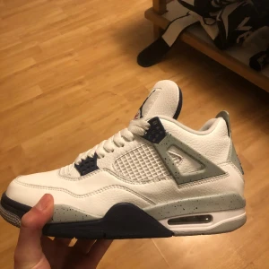 Jordan 4 midnight navy  - Tjena! Jag säljer ett par Jordan 4 midnight navy. De är helt nya bara testade. Jag säljer dem pågrund av fel storlek. De är självklart äkta. Priset är självklart diskuterbart. Kom gärna privat för övriga frågor😁 ! Jag har kvitto och alla tillbehör. 