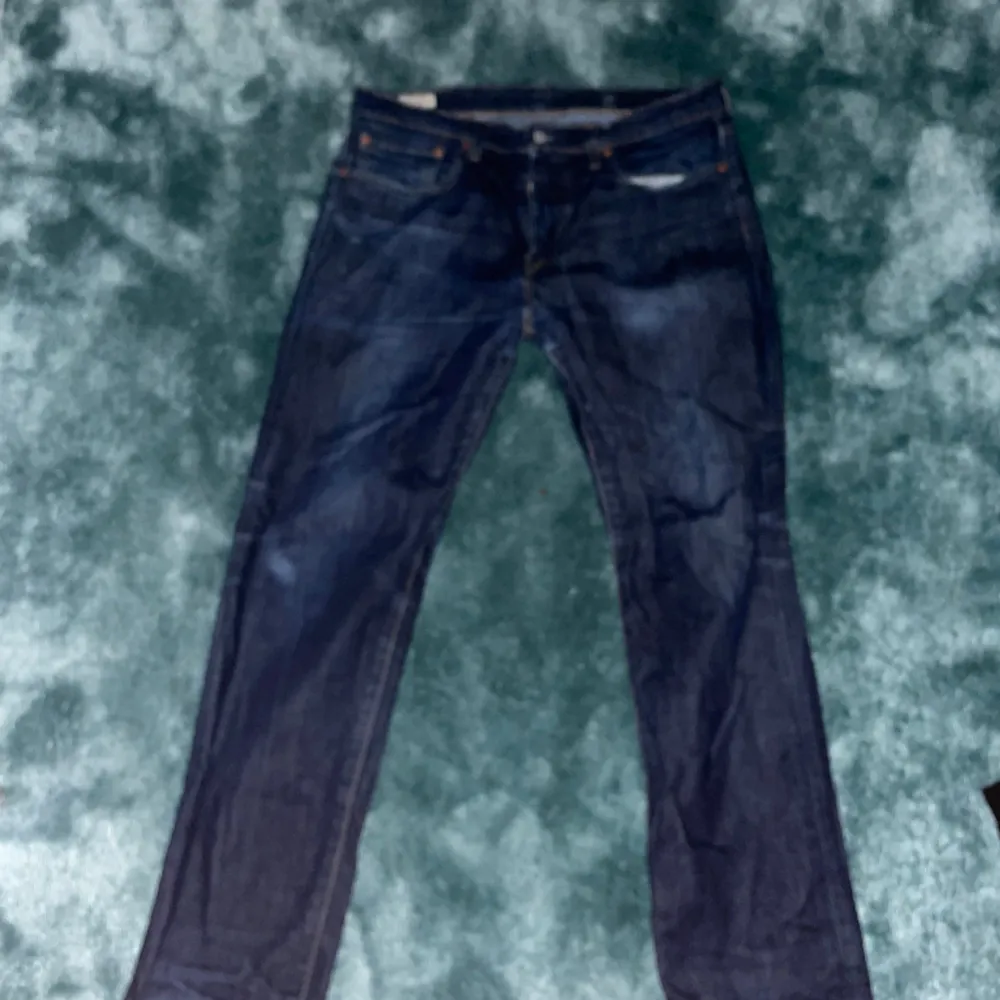 Hej! Nu har jag ett le Levis 502 i storlek 36/34 jeansen är använda i gott skick! Har inga tecken på hål eller skador!. Jeans & Byxor.