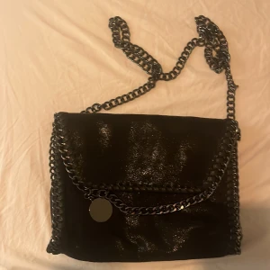 Väska  - 💘Säljer dem superfina väska💘Andvänd 1 gång💗 Topp kvalitet och inga skador💞Säljer för 250kr +frakt💞Köpt för ca 450kr🩷Står inte för postens slarv💘