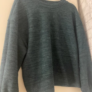 Mörkgrön stickad - Super mysig stickad tröja. Väldigt mysig i materialet och skön. Väldigt fin mörkgrön färg.