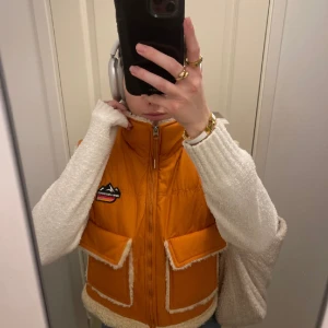 Varm väst - Oanvänd väst från berska, står att den är i stolek M-L men skulle säga att den sitter mer som en M. Som referens brukar jag ha S-M på kläder och jackor