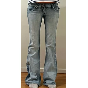Lågmidjade jeans - Använda ett fåtal gånger så i bra skick. Storlek 26/27? Midjemått 74 cm, grenhöjd 17 cm, innerbenslängd 80 cm. Jag är 173 cm för referens. Priset går inte att diskutera. Använd gärna KÖP NU om du vill köpa.