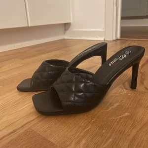 Klackskor  - Svarta klackskor i helt nytt skick 