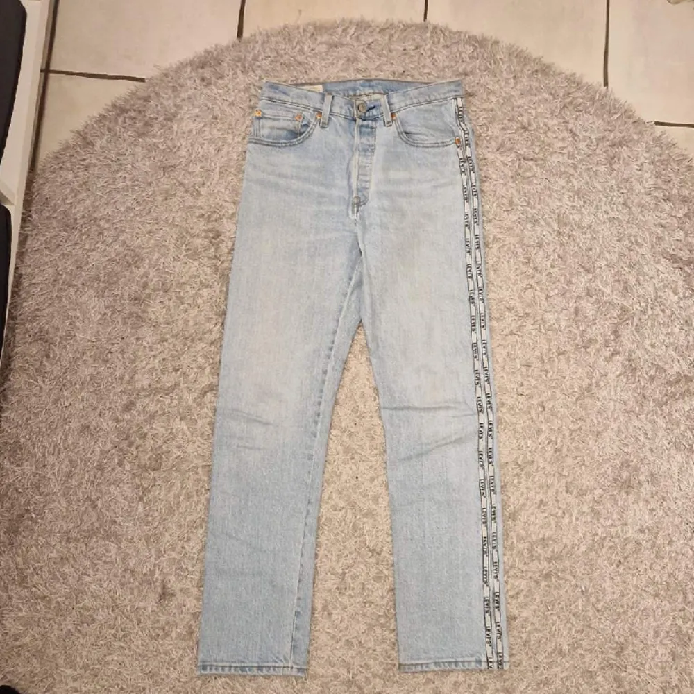 Levi's jeans 501 orginal Storlek 27/30  Detalj band i sidan  Använda väldigt lite  Kommer från ett rökfri och djurfri hem . Jeans & Byxor.