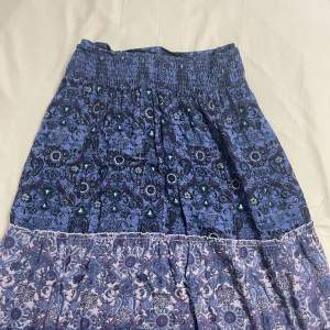 Lång kjol från Bondelid. Jättefin lila färg💜 Köparen står för frakt :)