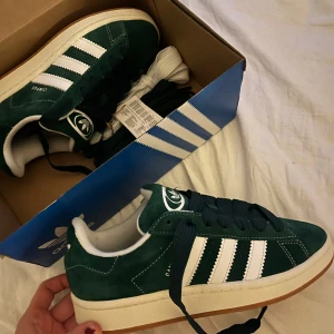 Adidas campus grön - Intressekoll på mina adidas campus i grönt, storlek 39. Fick i julklapp men inte använda då det inte kändes som min stil. Köpta för 2300, säljer dirket för 1700, kan diskutera pris mycket vid snabbt köpt 