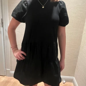 Svart klänning - Svart klänning med volanger i storlek xs🖤🖤