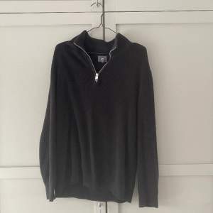 En svart H&M half zip i size L och i bra skick