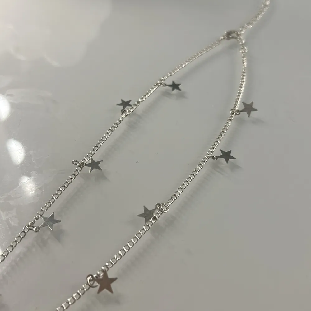 Ett halsband med stjärnor på och man kan ta många storlekar på de för att man kan både spänna in de och ut de. . Accessoarer.
