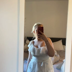 Studentklänning  - Jätte fin En axlad Klänning från shein aldrig använd, tanke var till studenten men ändra mig 