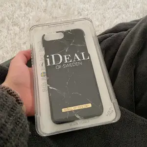 Ideal of Sweden mobilskal i färgen Black Marble. Lite av plasen har gått av precis över kameran (se bild) säljes därför billigt✨  Passar plus telefonerna