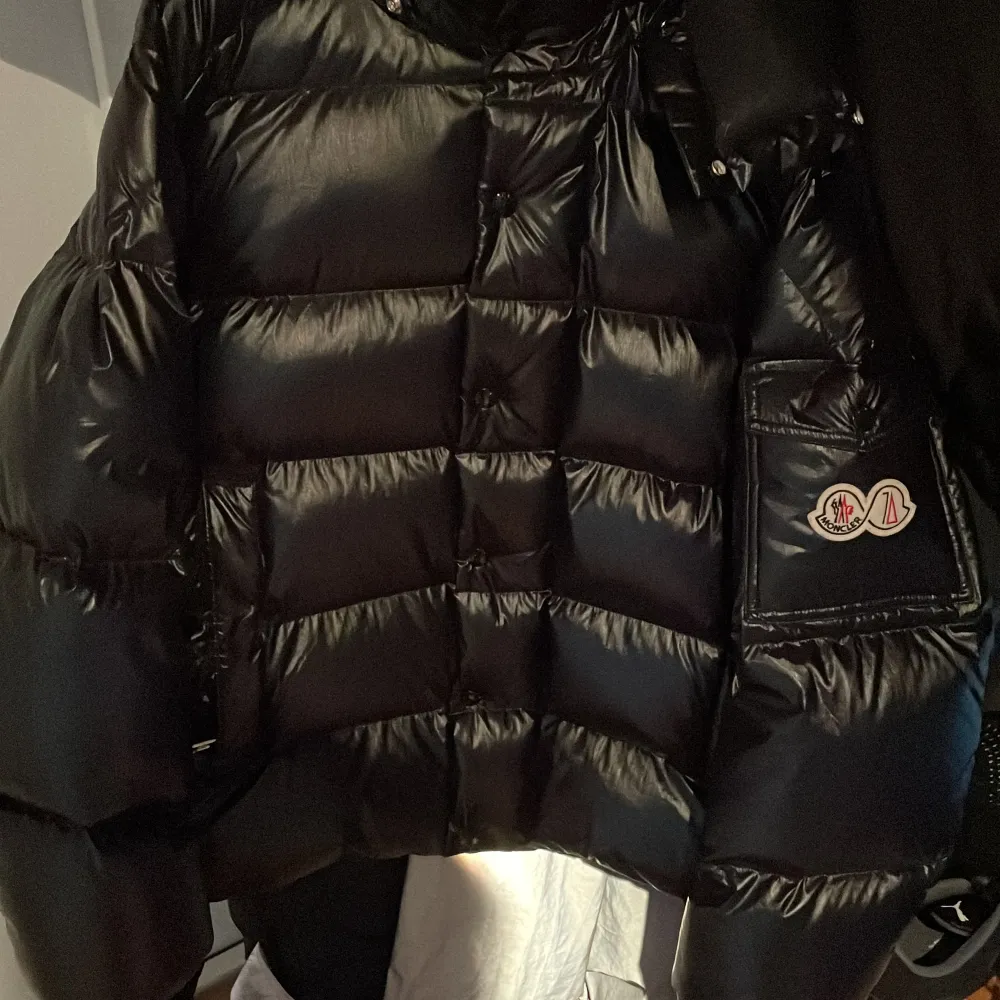 Säljer nu min moncler 70 anniversity då den är för liten! Jackan är limiterad (A-kopia) pris kan diskuteras vid snabb affär!  NFC Finns! . Jackor.