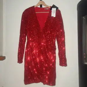 Oanvänd röd glitter klänning från Nelly!❣️ Storlek : M Nypris : Vet inte  Säljer : 150kt 