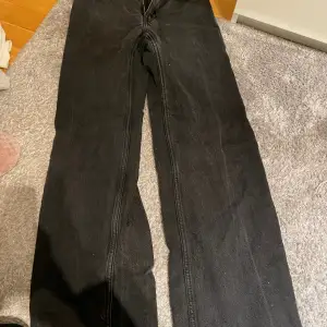 Svarta jeans från Monki. Lite urtvättade men bra skick