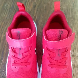 Röda Nike gympa skor i bra skick. Enbart ett litet skav märke på höger tå. Tyget är helt och rent