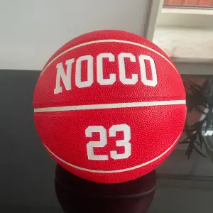 Helt oanvänd nocco basketboll Garanterat snyggast på bollplanen eller på hyllan!   Länk där samma sorts boll används https://www.tiktok.com/@ifilip24/video/7244513652382993690  