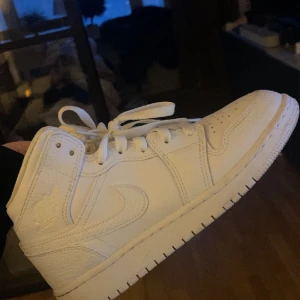 Air Jordan 1  - Hej🤍 jag säljer mina air Jordan 1, jag fick dom i present men de var fel storlek, personen som köpte dessa har tappat bort kvittot så de går ej att lämna tillbaka dessa. Priset på dessa ligger runt 1500kr, skriv prisförslag🤍