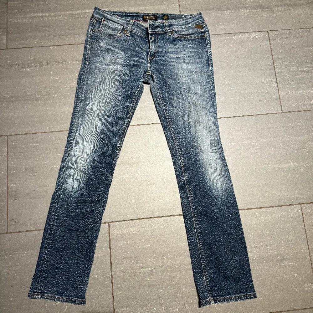 Säljer mina slitnsugga jeans från Replay med dragkedjor på fickorna. De är lågmidjade och raka i benen💖💖kommer ej till användning längre . Jeans & Byxor.