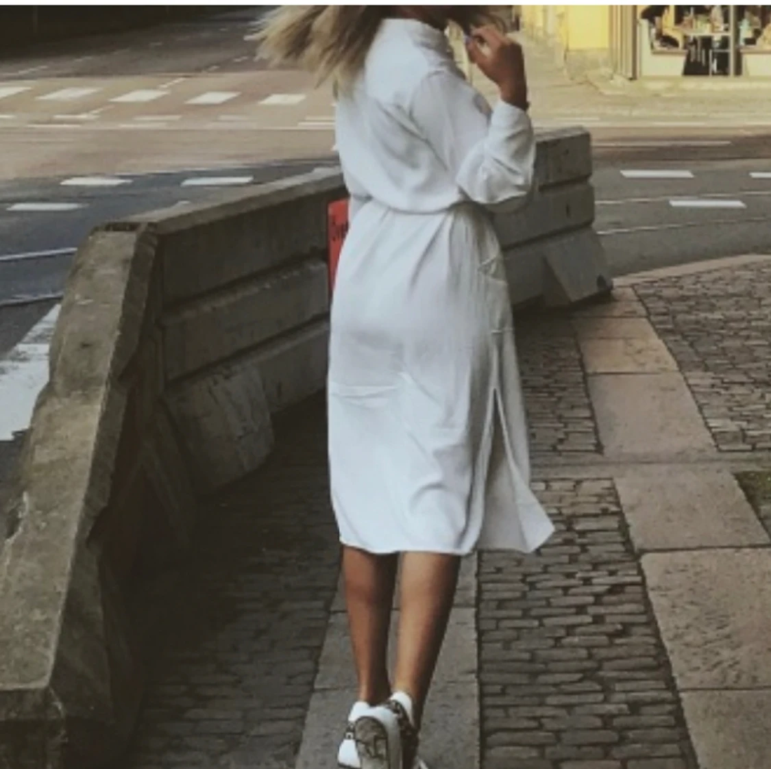 Vit klänning med band i midjan - 91