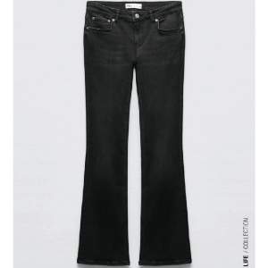 Säljer dessa svarta low waist bootcut jeans från zara i strl 32, passa på nu när det är fri frakt 💖💖