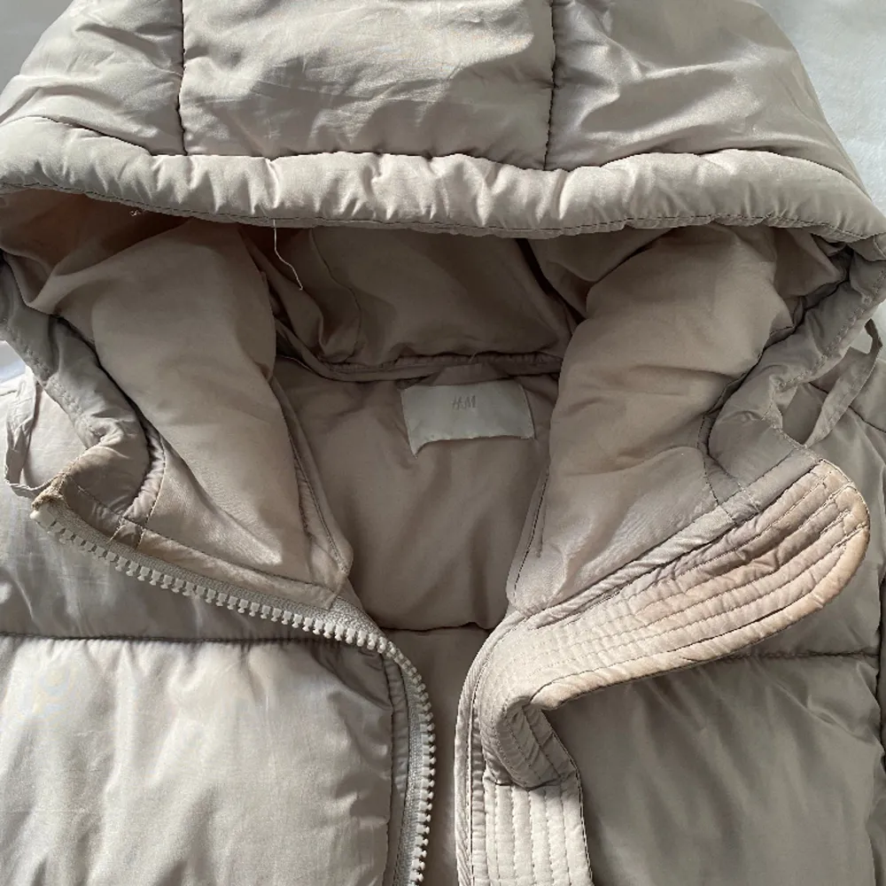 Jättefin beige puffer jacket från H&M. Storlek S. Säljer pga lite användning . Jackor.