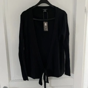 Svart kofta - Säljer denna fina  oanvända kofta då jag inte använder den. 