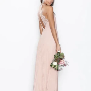 Rosa balklänning - Säljer min fina balklänning storlek 34 använd 1 gång 