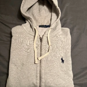 Polo zip hoddie  - Helt ny bara en gång använt men säljer pga inte passar mig 