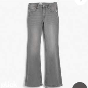 Ett var supersnygga gråa lågmäld jeans från Kappahl i st 164 men passar xs,s 32,34. Använda fåtal gånger