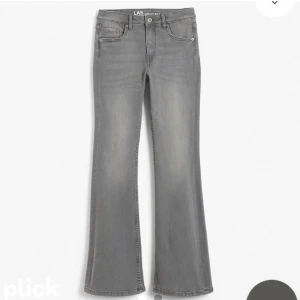Lågmidjade gråa jeans - Ett var supersnygga gråa lågmäld jeans från Kappahl i st 164 men passar xs,s 32,34. Använda fåtal gånger