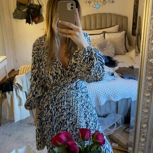 Klänning  - Klänning från hm som känns sp exklusiv. Superfin använd en gång 