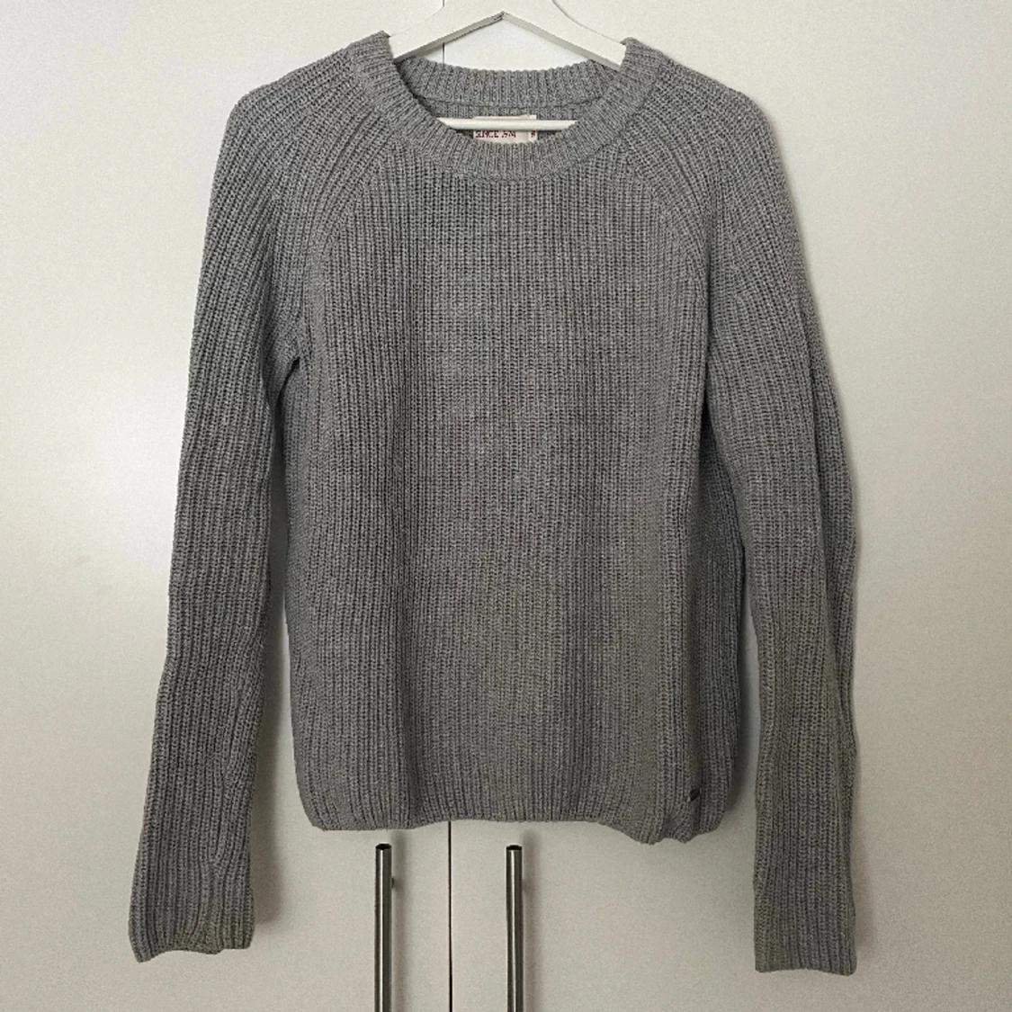 Grå stickad bomullströja Dobber