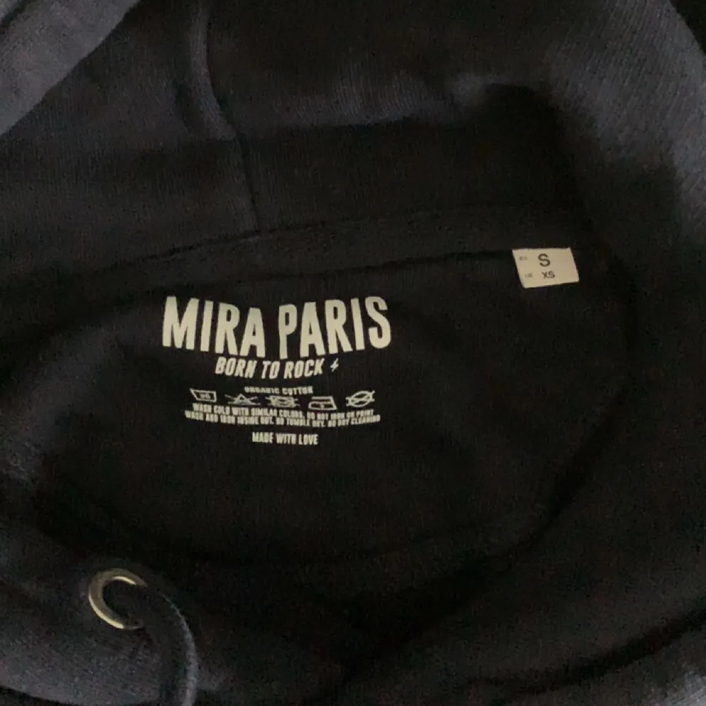 Super cool hoodie från Mira Paris i storlek S. Blå med röd text på baksidan. Nypris 1700!. Hoodies.