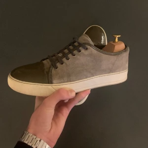 Lanvin skor - Lanvin skor med glans i riktigt fint skick! Storlek 42 men passar 43. 