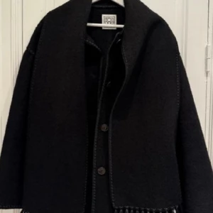 Svart toteme scarf jacket - Andvänd skick Nypris 7 500kr