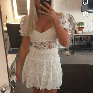 Finaste studentklänningen!!  - Säljer nu min älskade klänning jag hade på min student, köpt från HeyMolly för 1300kr. Endast använd 1 gång så är i superfint skick, sitter perfekt på!! Storlek S, säljer den för 800kr 🌹