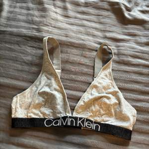 En snygg och bekväm bralette från Calvin Klein, aldrig använd endast provad, köpt från Asos för 219 kr 🤍