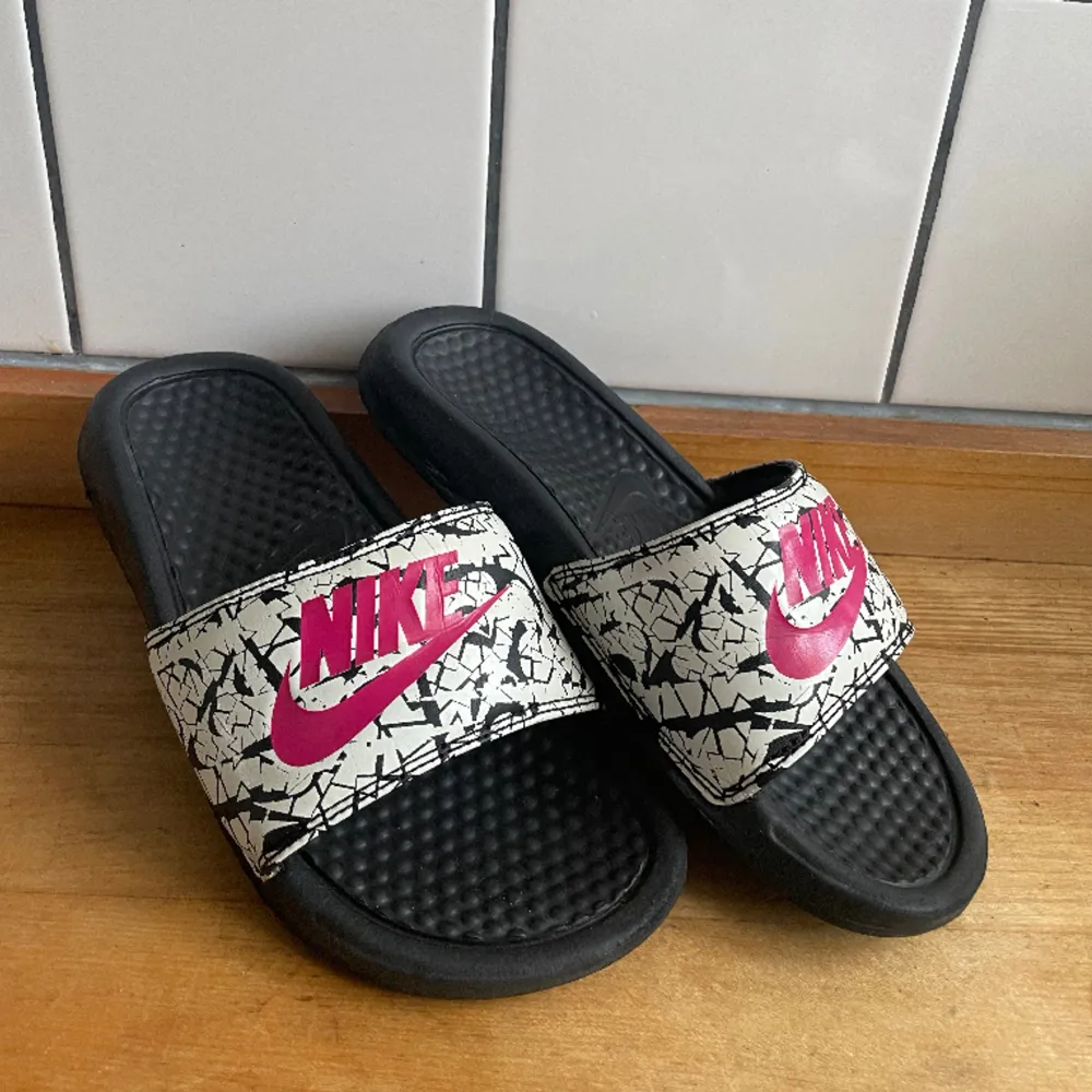 Nike slides, använda men i gott skick. Skickas helst! Det står strlk 35,5 i dom men jag har själv 36,5-37 och de passar mig. Köper du någon annan av mina varor samtidigt så får du dem för 100kr! ✨. Skor.