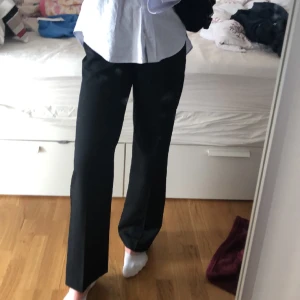 Kostymbyxor  - Svarta raka kostymbyxor från bikbok. Jätte fina i längden och hur dom sitter på. Inga defekter alls, som nya. Säljer för att dom inte kommer till användning längre. 