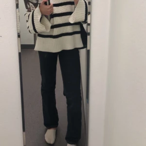 Bootcut jeans - Jeans från zara som är blandning av bootcut och raka jeans. Mycket långa i benen. Säljer för att dom inte passar längre och dom har inga defekter, nästan som nya. 